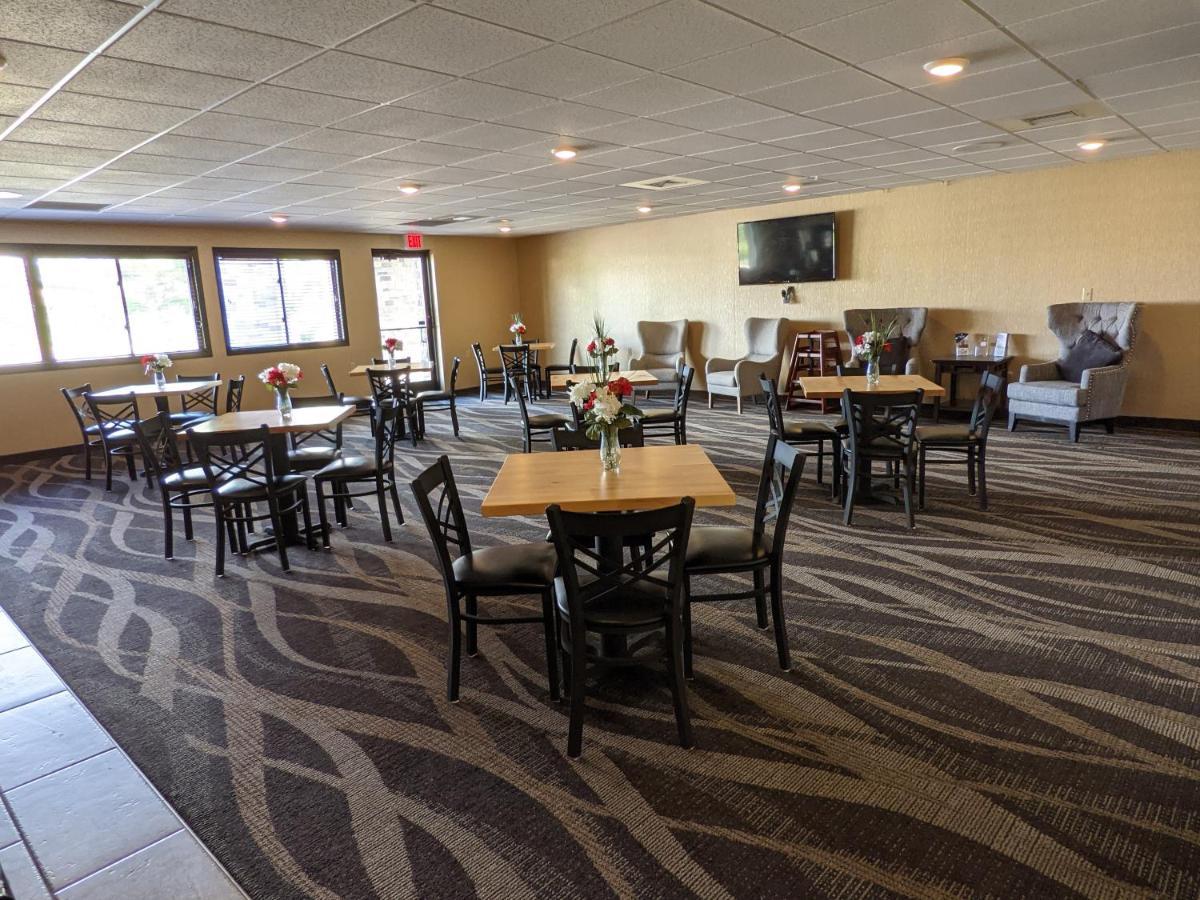 Cobblestone Inn & Suites - Merrill Екстериор снимка