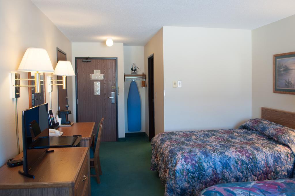 Cobblestone Inn & Suites - Merrill Екстериор снимка