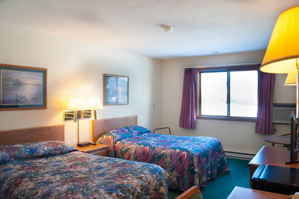 Cobblestone Inn & Suites - Merrill Екстериор снимка