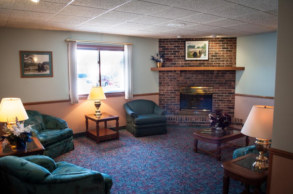 Cobblestone Inn & Suites - Merrill Екстериор снимка