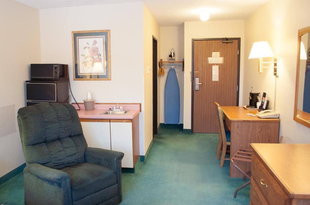 Cobblestone Inn & Suites - Merrill Екстериор снимка